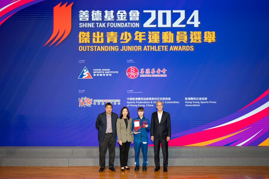 <p>Mrs Amy Xiao He Yuanfeng MH, Executive Vice Chairlady of the Shine Tak Foundation (2<sup>nd</sup> from left); Mr Philip Mok, Honorary Deputy Secretary General of the SF&amp;OC (1<sup>st</sup> from right); and Mr Tony Choi MH, Chief Executive of the HKSI (1<sup>st</sup> from left), presented the Most Promising Junior Athlete of the Year award to table tennis athlete Su Tsz-tung (2<sup>nd</sup> from right).</p>
